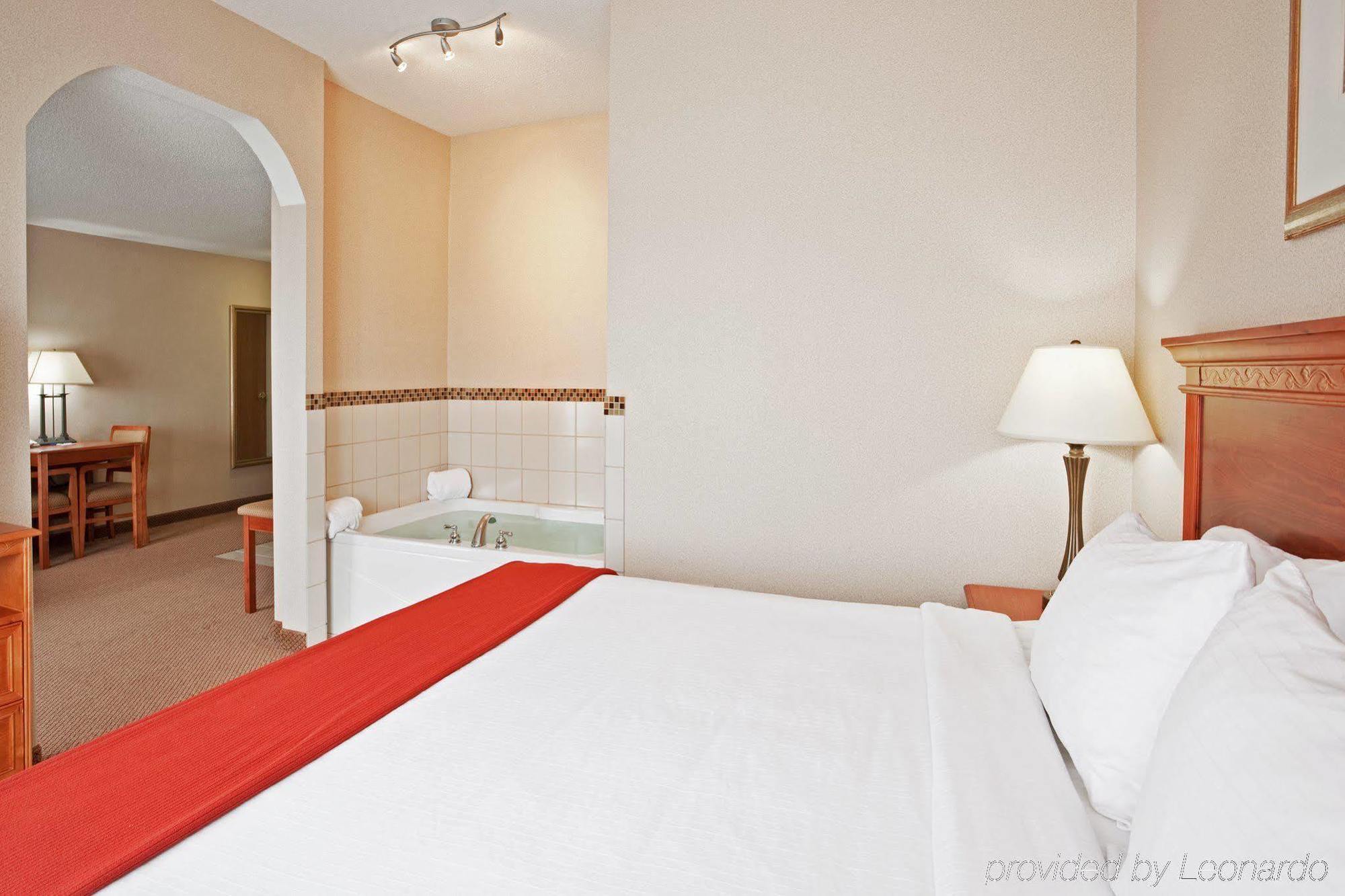 Holiday Inn Express Hotel & Suites Detroit-Utica By Ihg Rom bilde